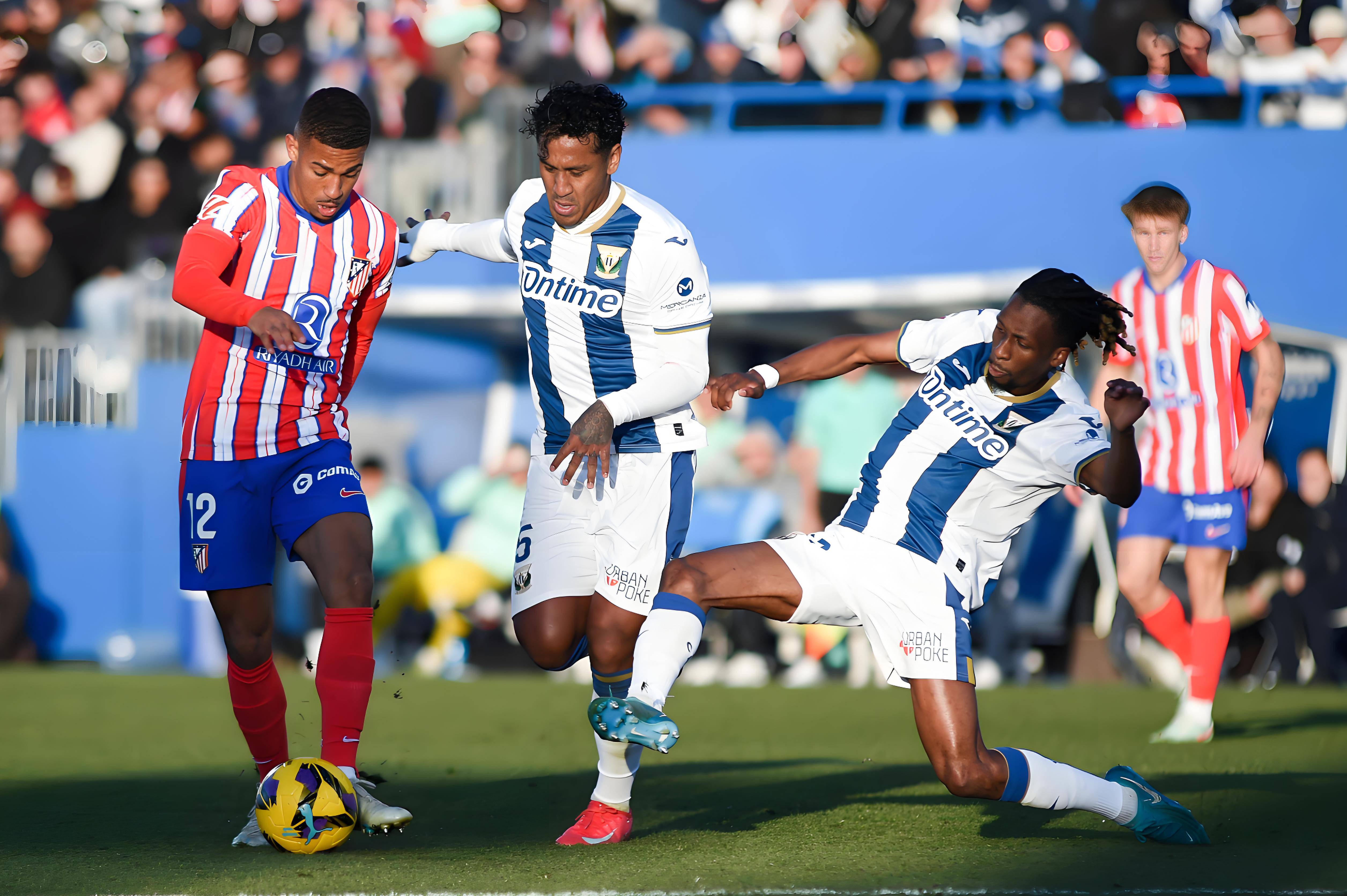 爱游戏教练-足球强队交锋现场热闹非凡,势均力敌的简单介绍