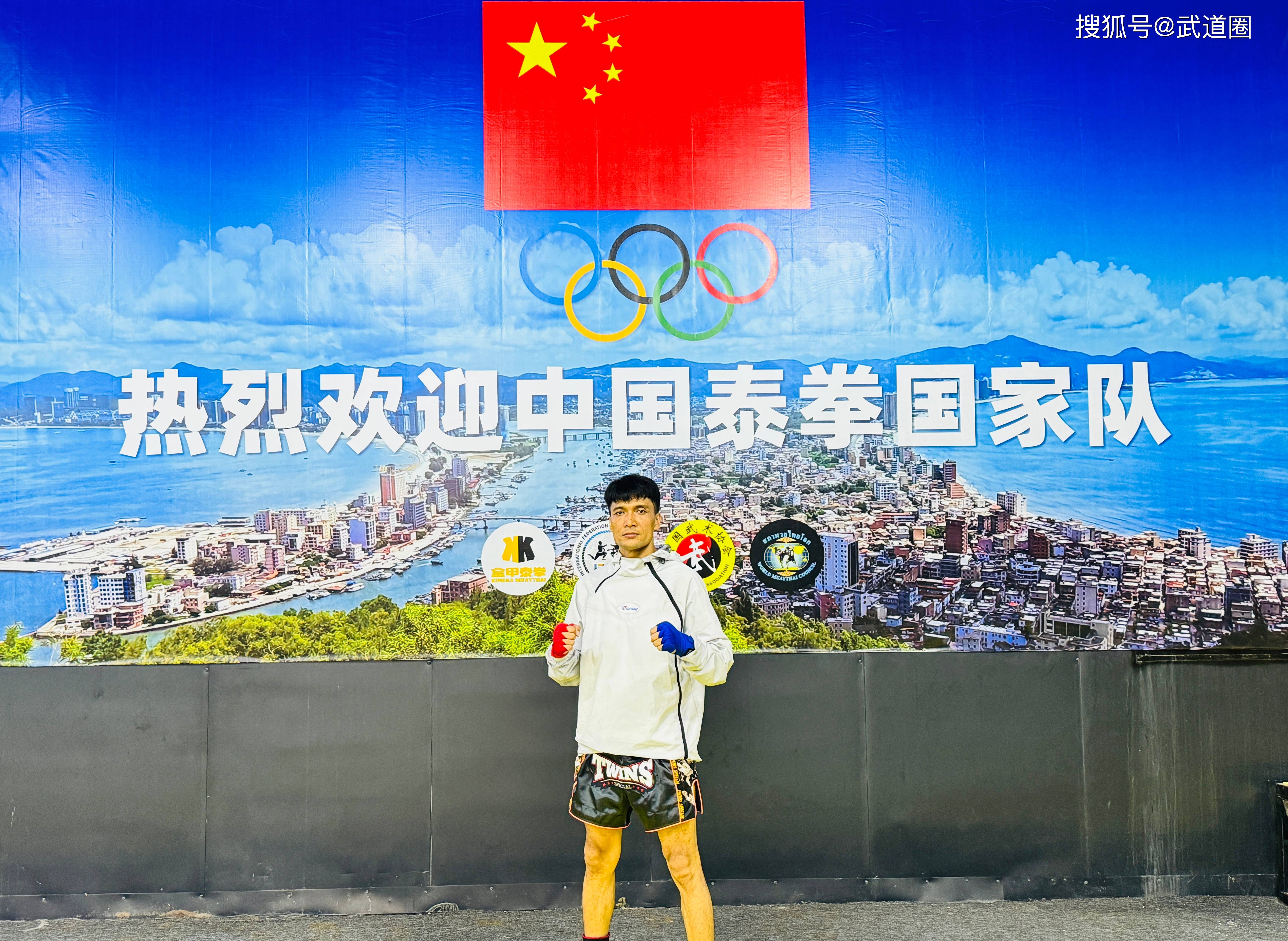 球队在比赛中球员奋勇拼搏,夺取关键胜利