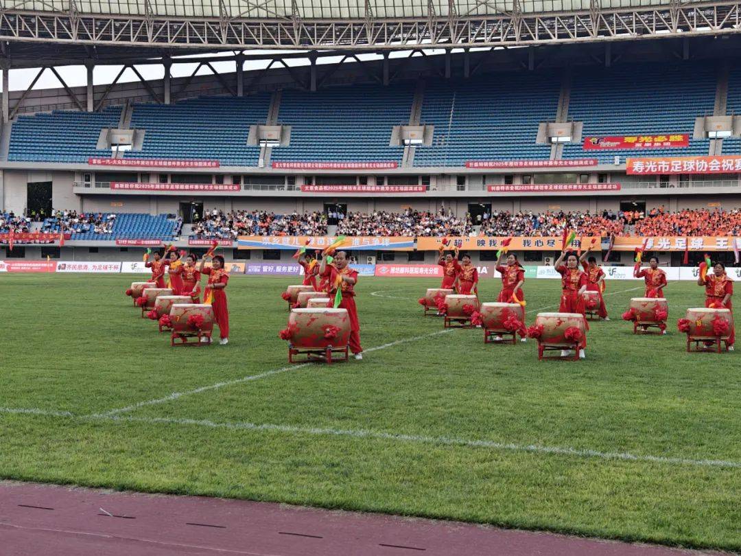 球队在比赛中球员奋勇拼搏,夺取关键胜利 球队在比赛中球员奋勇拼搏,夺取关键胜利