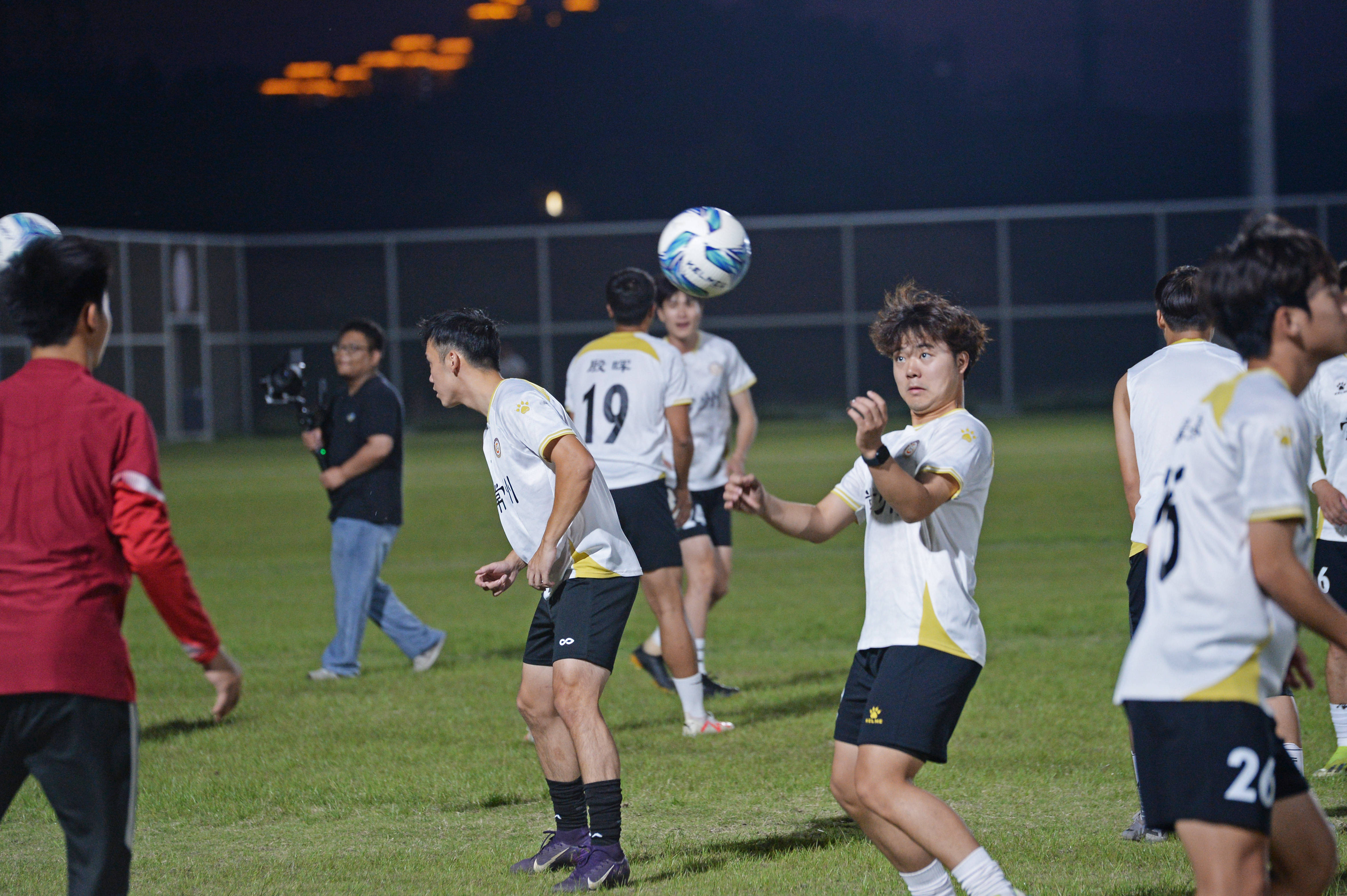 爱游戏官网-足球职业联赛即将重燃战火，场面火爆的简单介绍