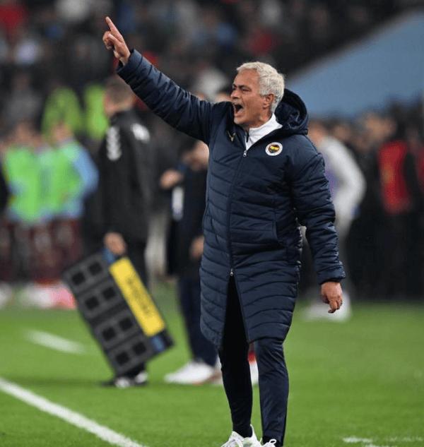 爱游戏电竞-曼联后防线困境不断,穆里尼奥考虑引进新血