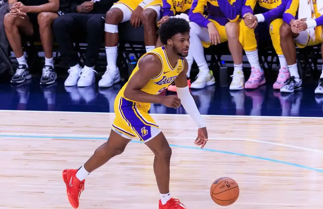 爱游戏注册-关于湖人后卫布朗受伤,将缺席接下来的几场比赛的信息