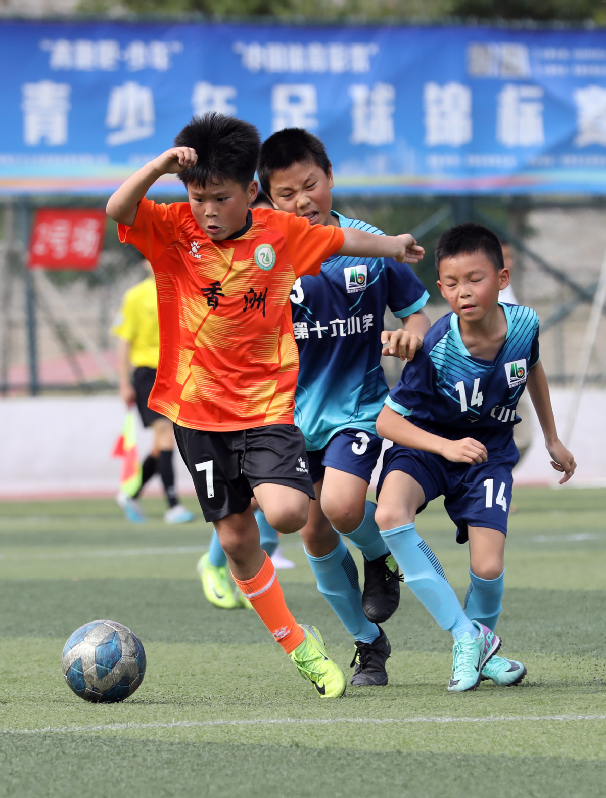 精彩对决助力足球热潮,球场内外挑战接踵而至的简单介绍