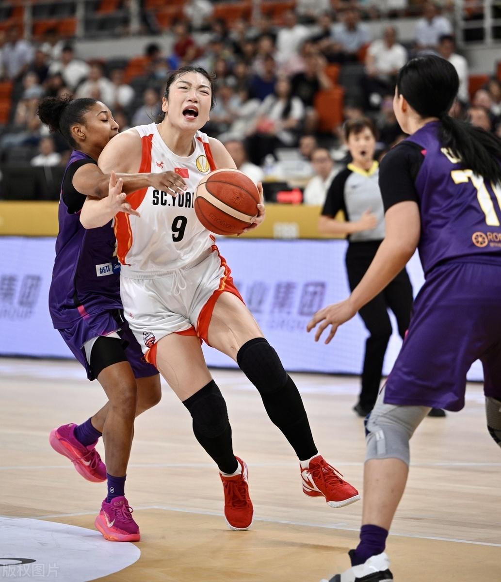 世界篮坛女神引领球队，助力夺得冠军荣耀