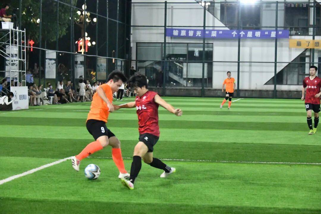 足球盛宴中体现的激烈竞争和团队精神