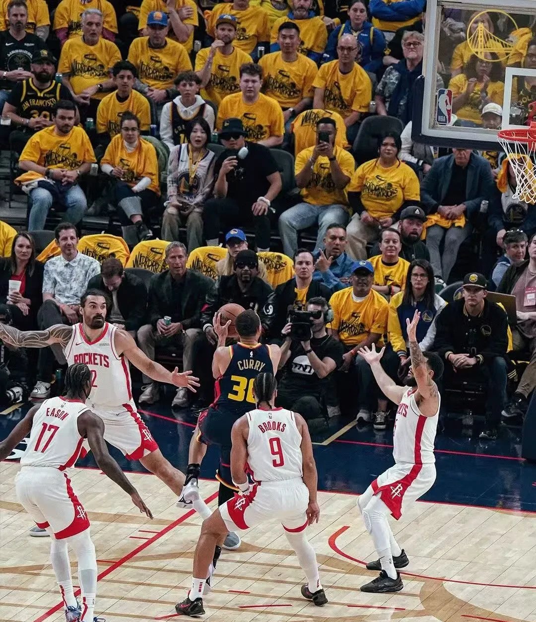 勇士主场轻取开拓者,迎来四连胜 勇士主场轻取开拓者,迎来四连胜