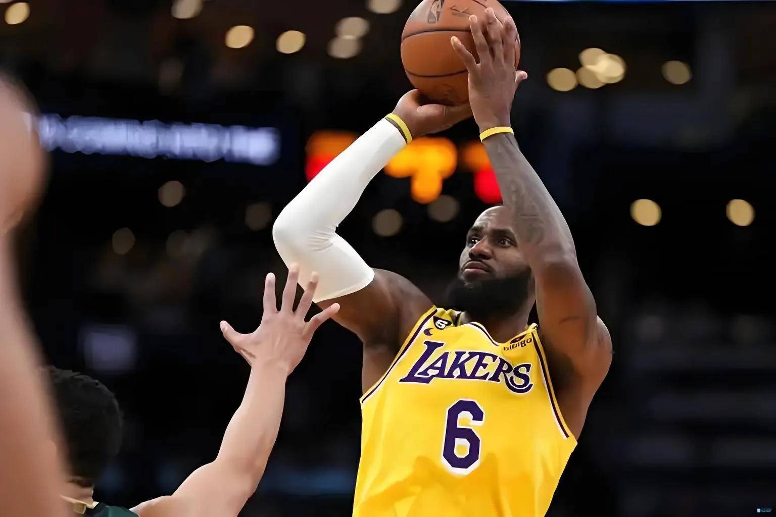 包含湖人击败独行侠，詹姆斯27分的词条