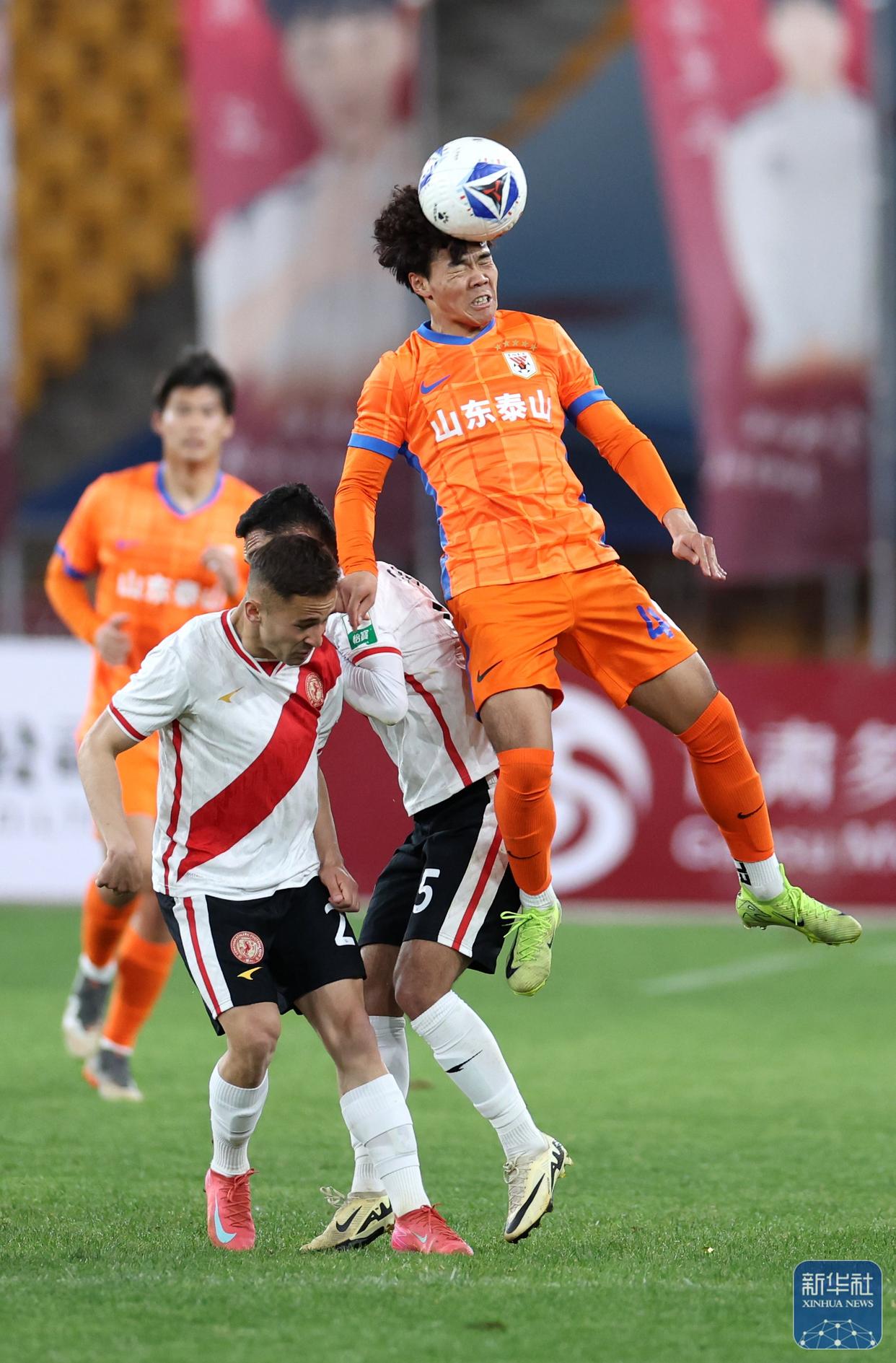 甘肃队在比赛中受伤，队员团结一致