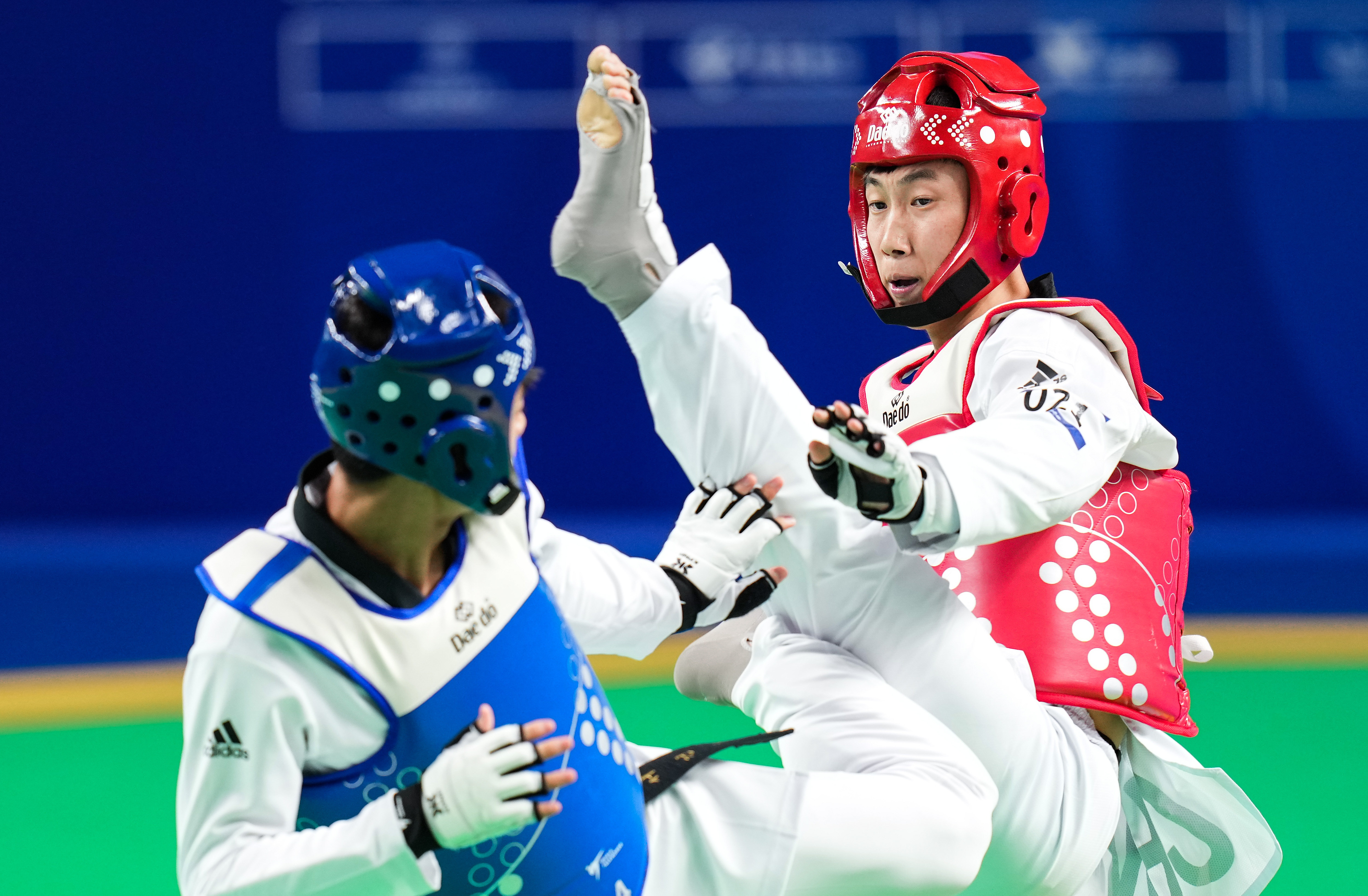 爱游戏入口-跆拳道运动员力克对手夺得金牌