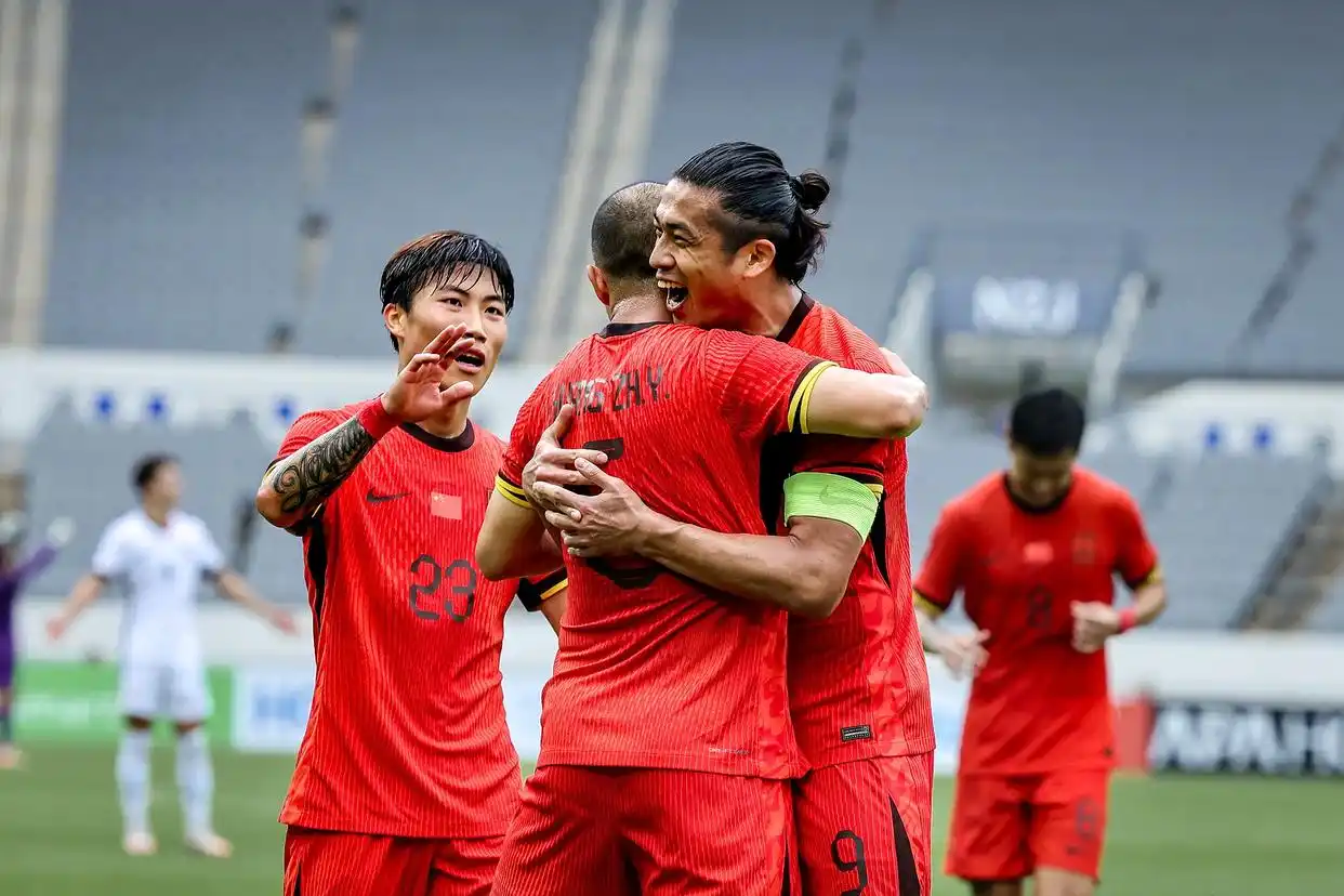 亚洲足球比赛激烈角逐，球员斗志昂扬的简单介绍